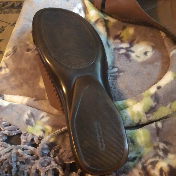 I’m a size 7/7 1/2. They don’t show size. - Picture 3 of 5